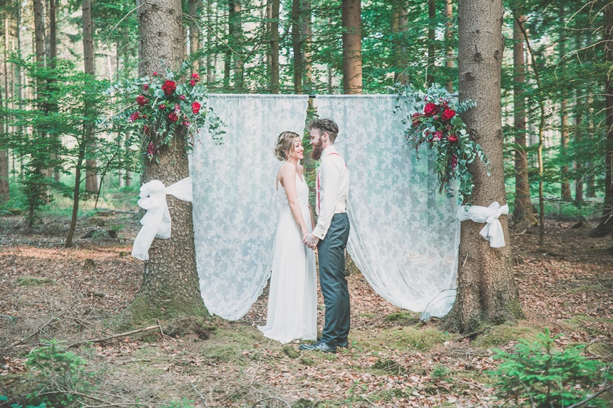 Waldhochzeit heiraten im Wald Brautpaar freie Trauung