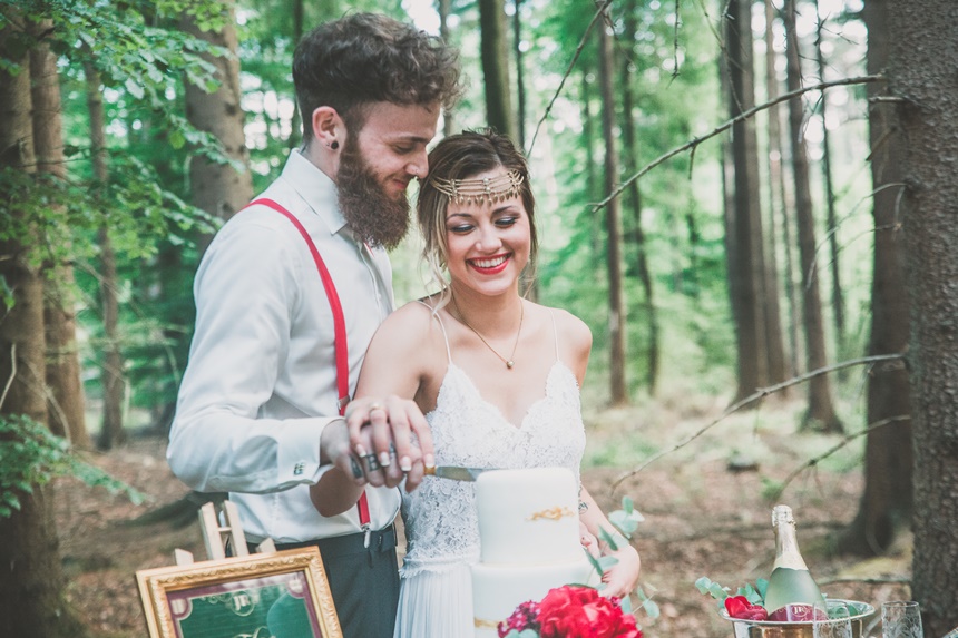 Waldhochzeit heiraten im Wald Brautpaar