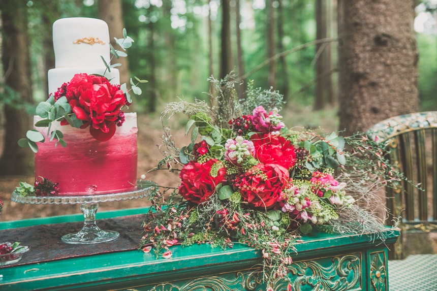 Waldhochzeit heiraten im Wald Brautstrauß Hochzeitstorte