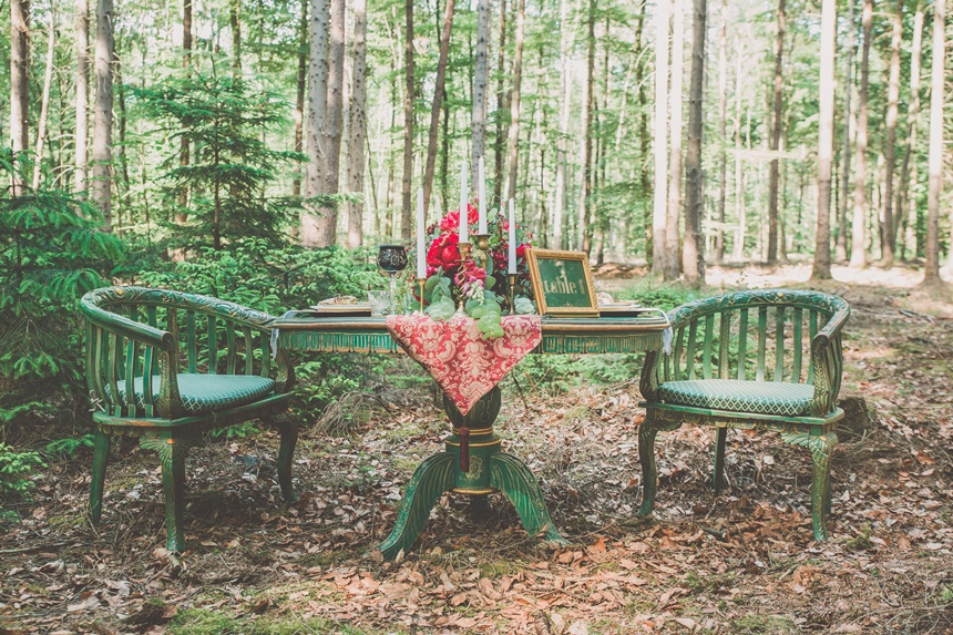 Waldhochzeit heiraten im Wald Tischdeko