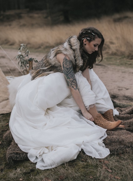 Handfasting Wikingerhochzeit Braut Cowboystiefel