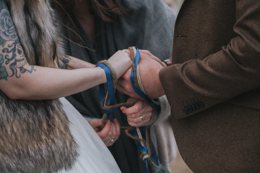 Wikingerhochzeit - keltische Rituale Handfasting mit blauen Bändern