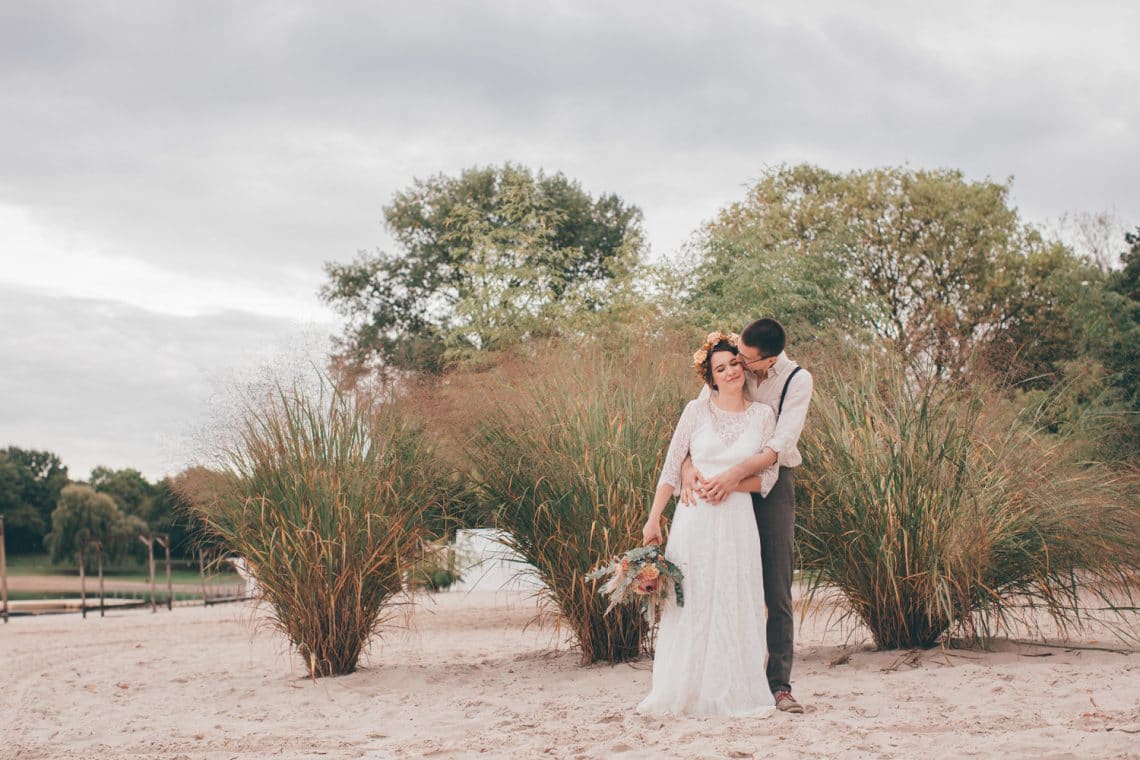 Lässige Hippie Strandhochzeit First Look Brautpaar mit den Füßen im Sand