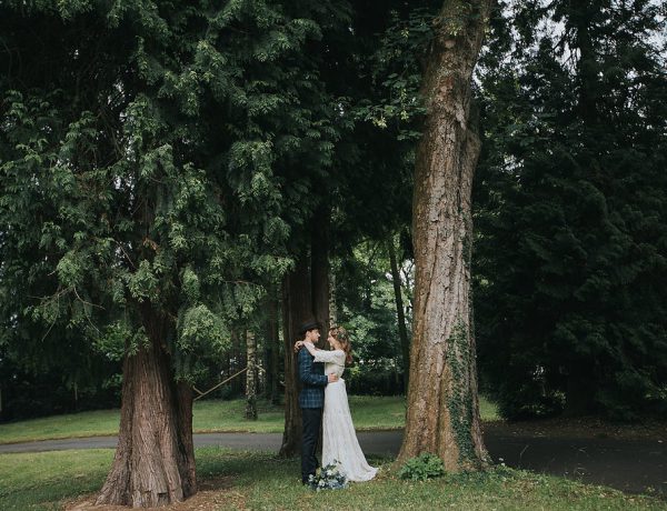 Brautpaar unter alten Bäumen