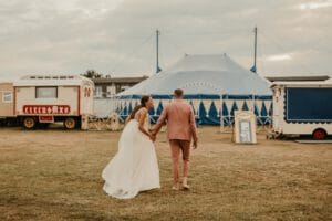 Unkonventionelle Hochzeit. Hochzeit mal anders feiern trotz Corona. Strand, Sand, Zirkus und ein Riesenrad