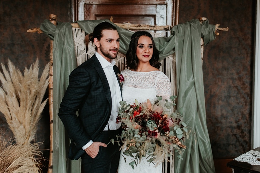 Boho Hochzeit mit orientalischen Elementen auf Burg Bergerhausen NRW bei Köln Brautpaar vor Traubogen