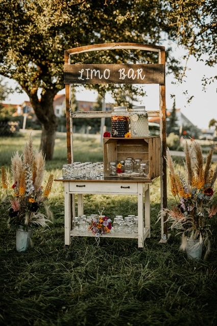 Lama Boho Gartenhochzeit mit Fotobox und Paletten Tischen