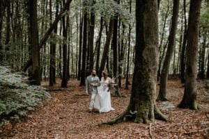 Italian Wedding Vibes Brautpaar im Wald