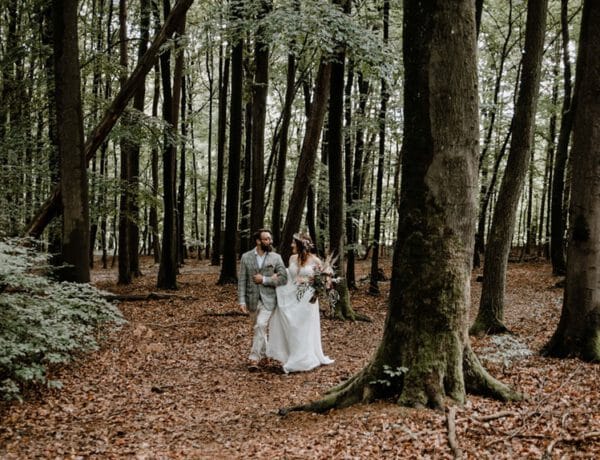 Italian Wedding Vibes Brautpaar im Wald