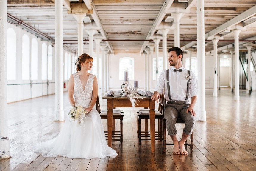 Moho Loft Wedding sitzendes Brautpaar in Loft