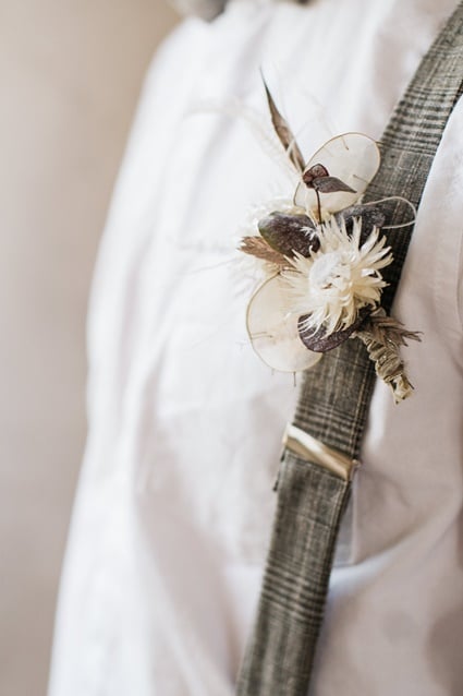 Moho Loft Wedding Bräutigam Hosenträger Anstecker aus Trockenblumen