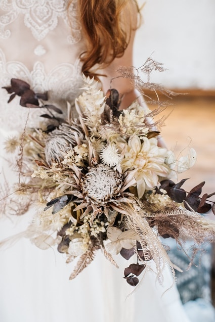 Moho Loft Wedding Brautstrauß aus getrockneten Blumen Prothea Gräser Silberblatt