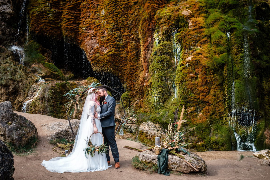 Traubogen Wasserfall Boho Waldhochzeit in gold und grün