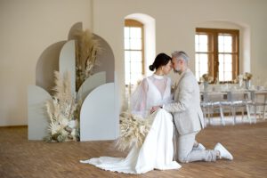 monochrome organische Boho Schlosshochzeit in weiß, sand, nude und betongrau