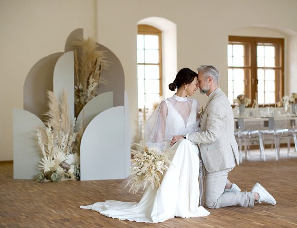 monochrome organische Boho Schlosshochzeit in weiß, sand, nude und betongrau