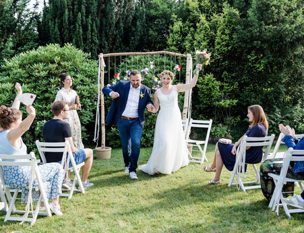 nachhaltige DIY Gartenhochzeit Auszug Brautpaar