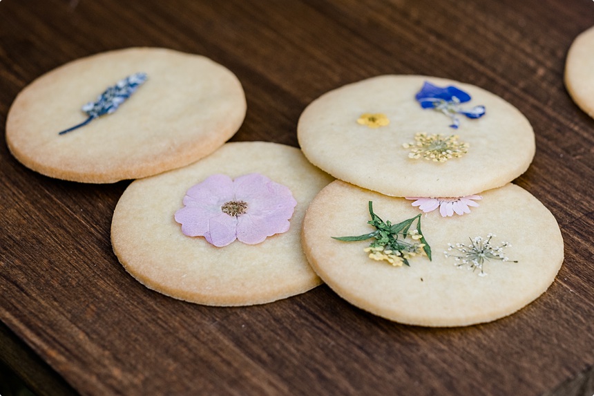 nachhaltige DIY Gartenhochzeit Cookies mit echten Blüten