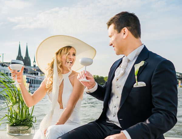 Elopement Hochzeit auf dem Rhein bei Köln in weiß gold