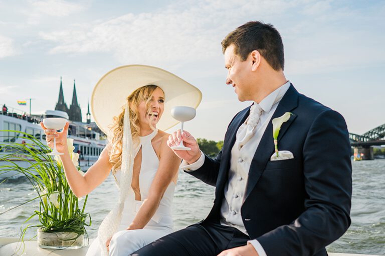 Elopement Dreams – Yacht Hochzeit auf dem Rhein mit Blick auf den Kölner Dom