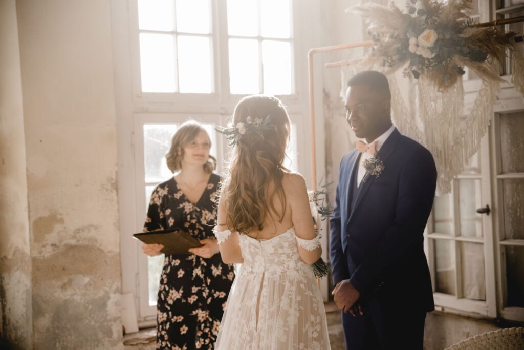 Boho rustikale Hochzeit in blau und Kupfer Brautpaar
