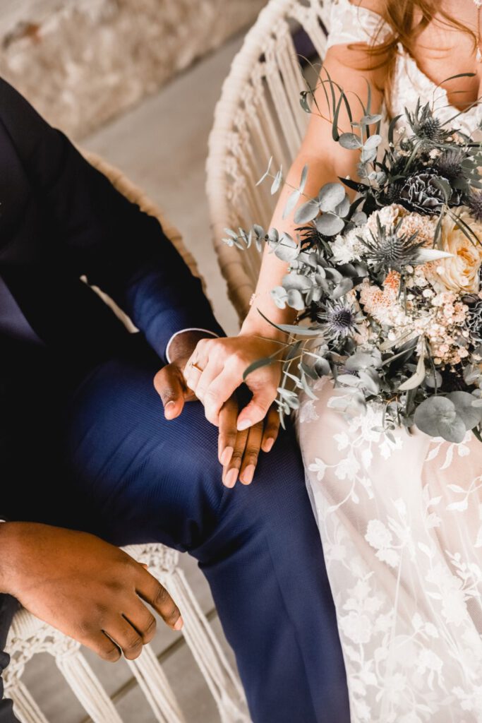Boho rustikale Hochzeit in blau und Kupfer Brautpaar