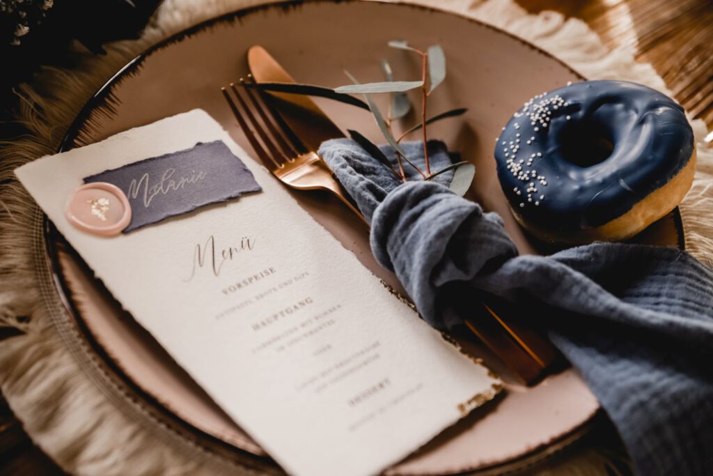 Boho rustikale Hochzeit in blau und Kupfer Tischdeko