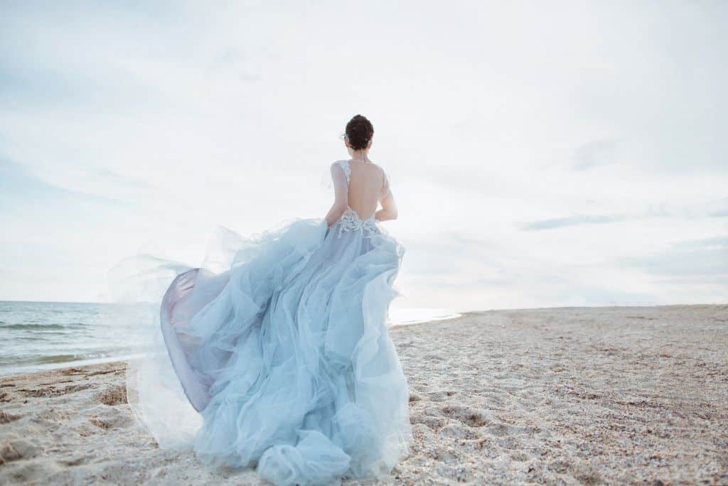 Flitterwochen Fotoshooting Braut im Brautkleid am Strand